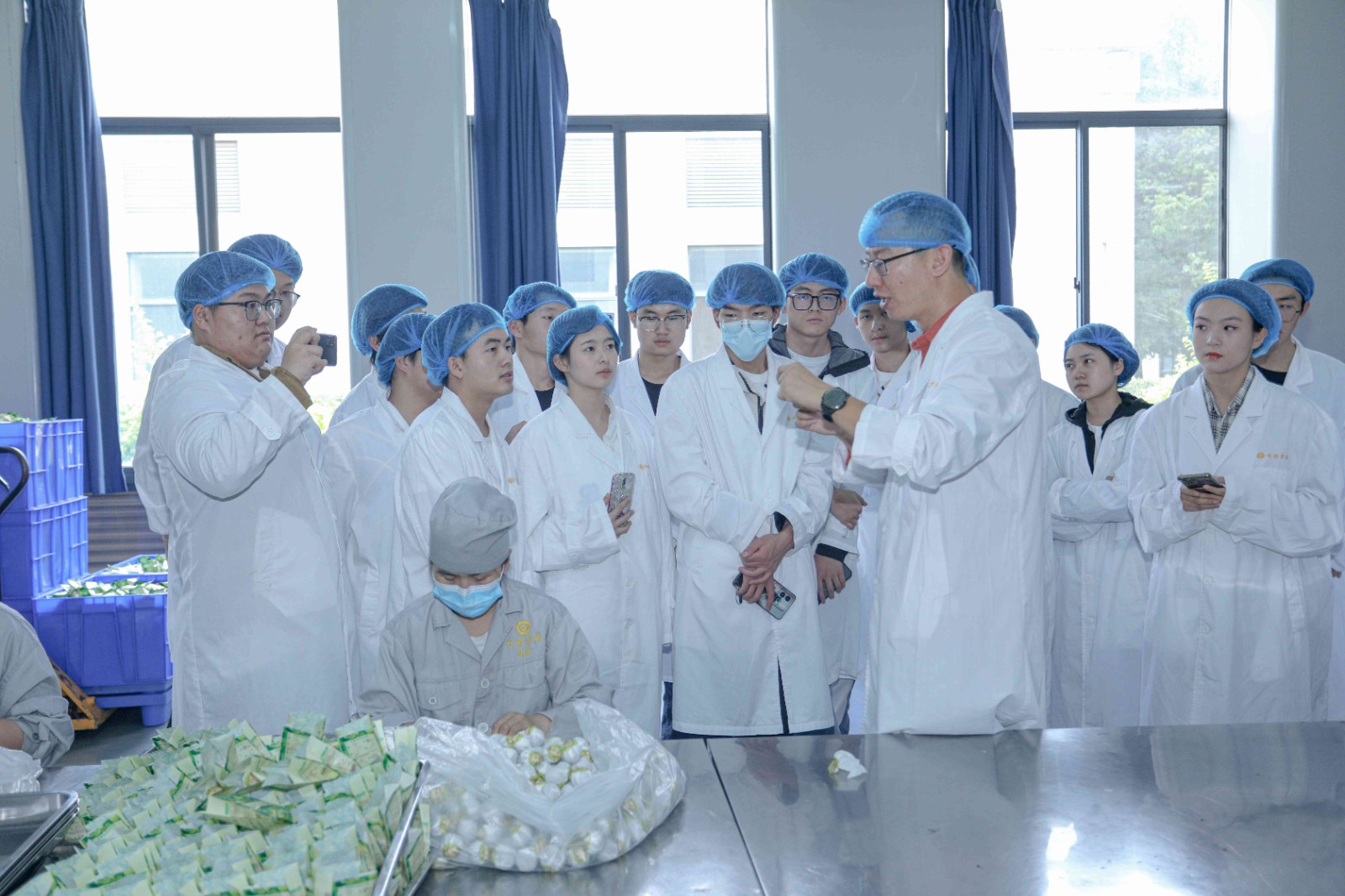 图 5七彩云南庆沣祥茶业股份有限公司总经理魏松带领大家参观茶叶生产线(1).jpg