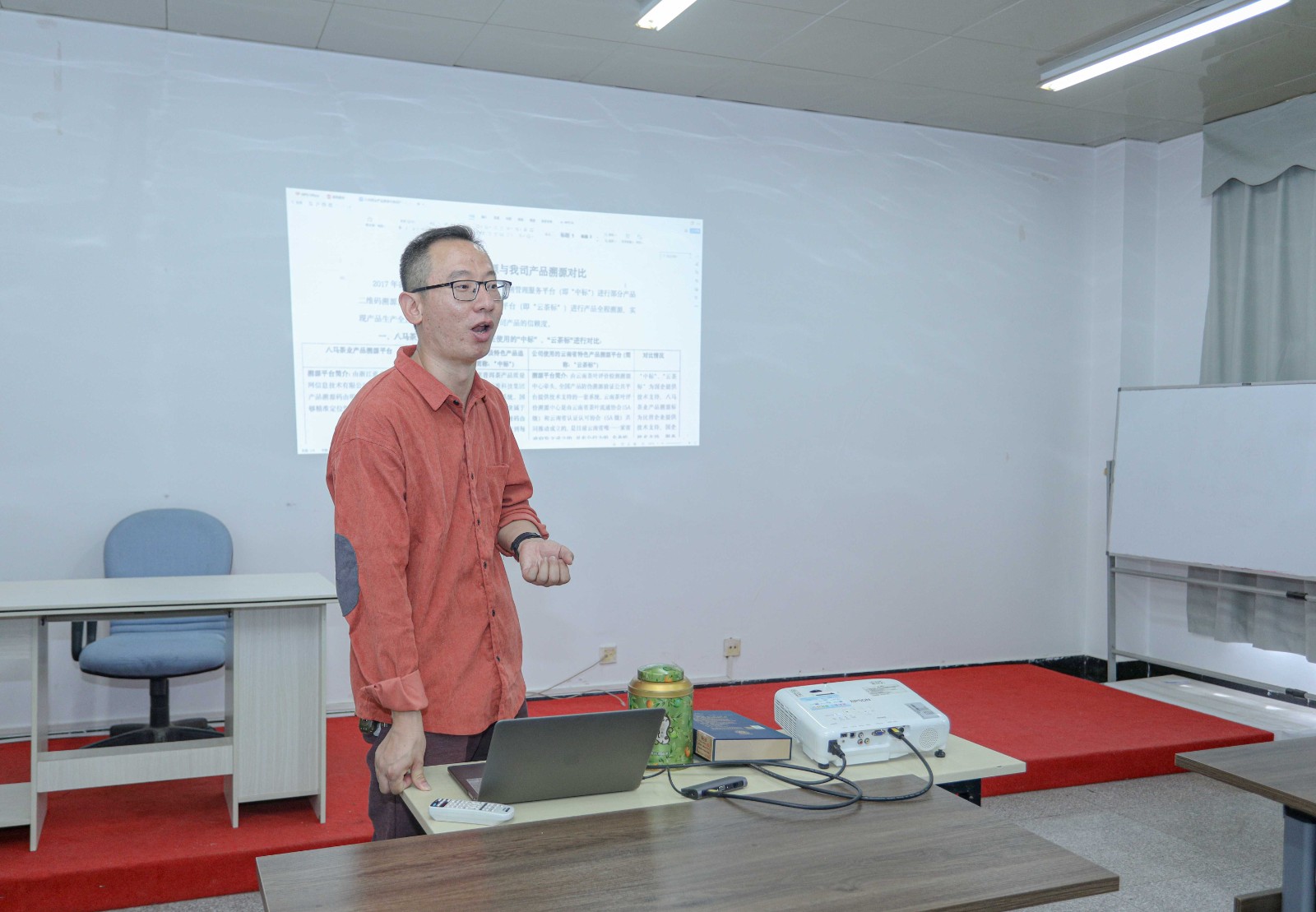 图 6魏松和同学们进行交流座谈(1).jpg