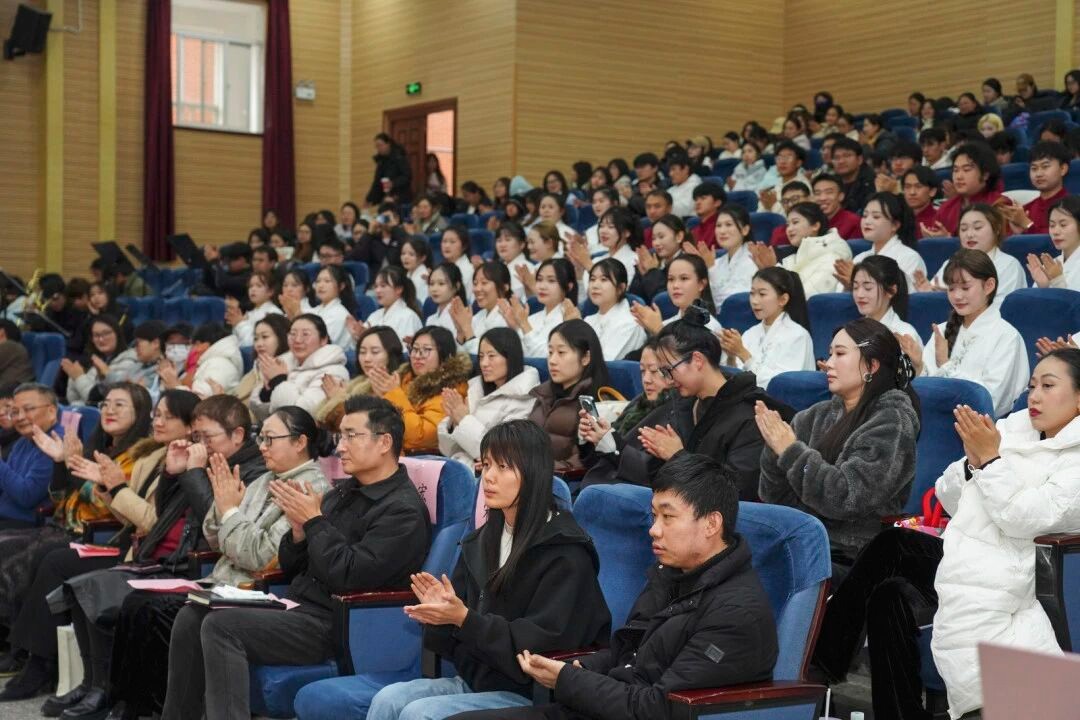 中国女高音歌唱家万山红老师莅临学校交流授课 第 7 张