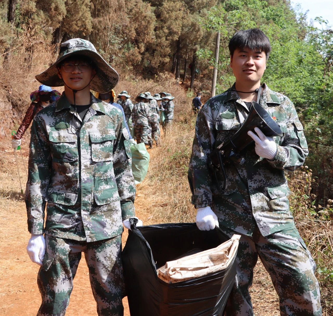垃圾不落地 山林更美丽——黑林铺街道与云南经济管理学院开展护林环保行动 第 7 张 垃圾不落地 山林更美丽——黑林铺街道与云南经济管理学院开展护林环保行动 第 7 张