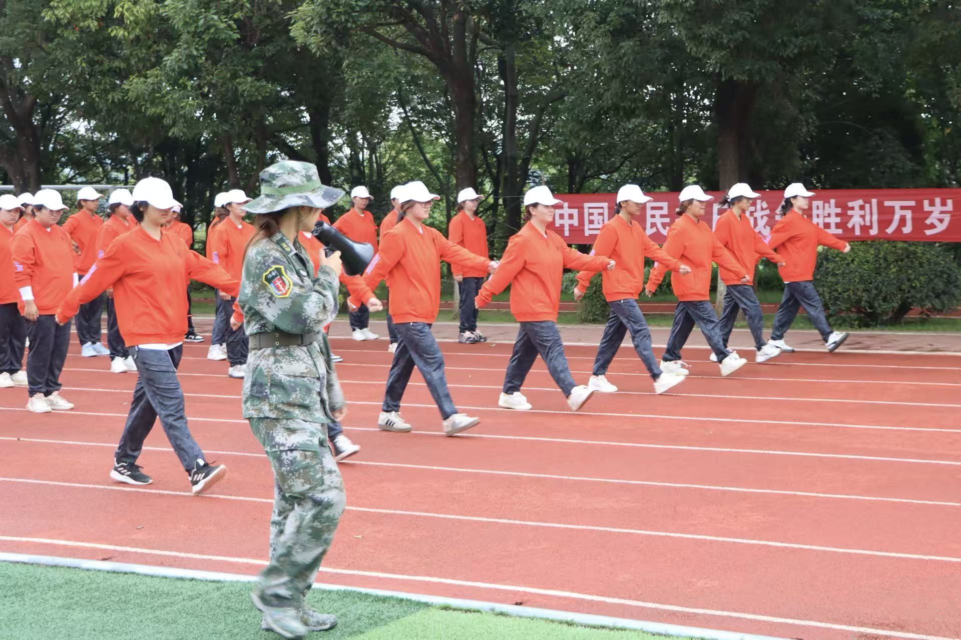 齐步铿锵砺意志，医学生军训展昂扬风貌 第 5 张