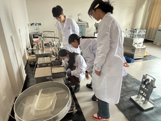 以赛促教强技能，砺练精兵展风采 ——云南经济管理学院医学院药学、中药学专业参加2025年云南省职业院校多项技能大赛 第 2 张