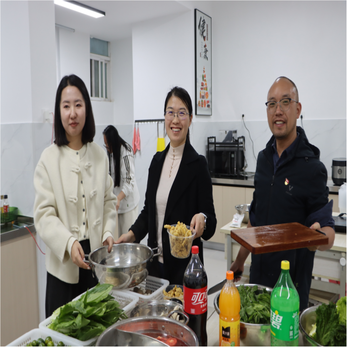 暖冬赠被传温情,火锅共煮聚人心——云南经济管理学院医学院暖冬关爱行动圆满落幕 第 8 张 暖冬赠被传温情,火锅共煮聚人心——云南经济管理学院医学院暖冬关爱行动圆满落幕 第 8 张