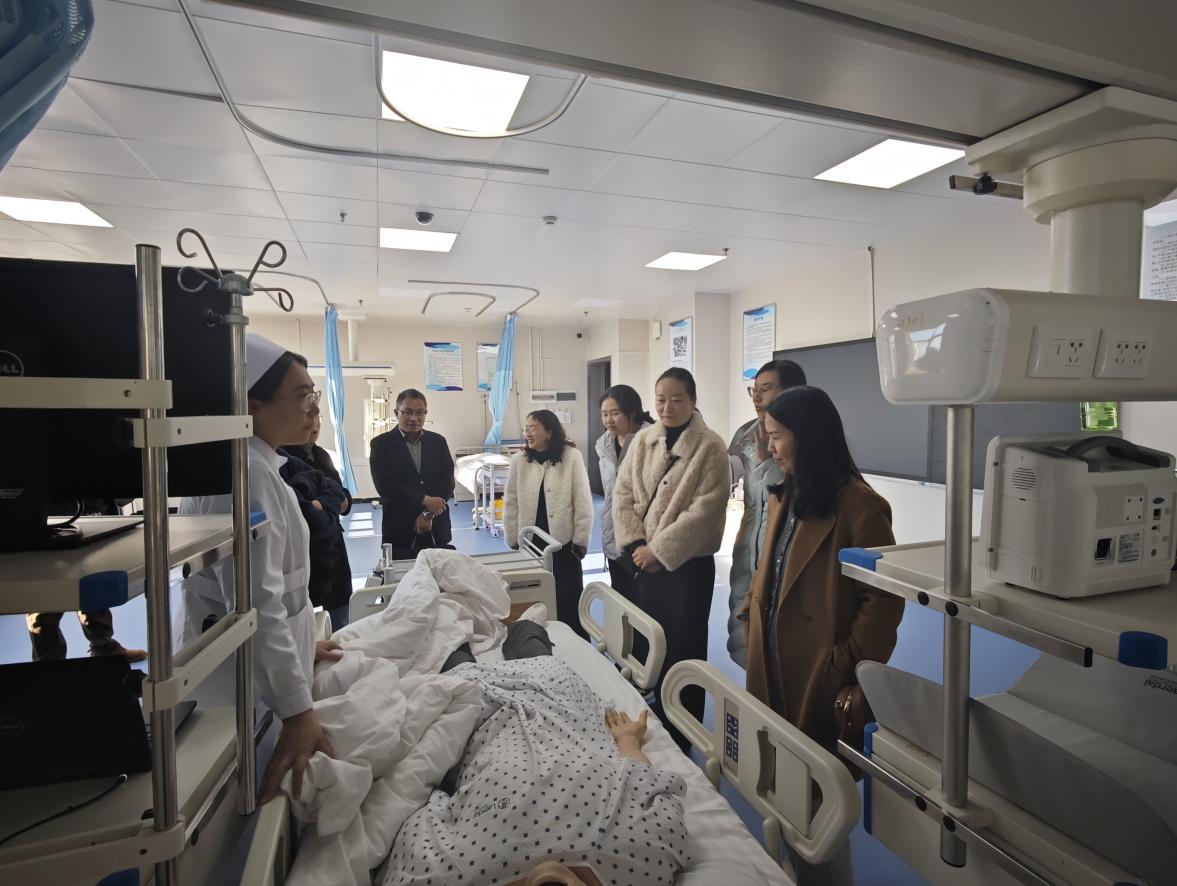 深化医教协同 共育护理英才 ——云南经济管理学院与禄丰市人民医院召开 医教协同教学班座谈会 第 4 张